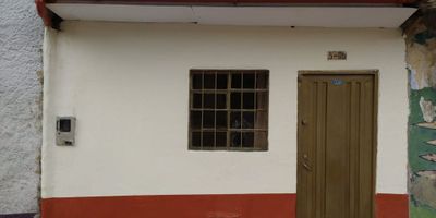 Casa ubicada en el tradicional barrio Bosque Izquierdo, en el centro de Bogotá, una zona residencial que combina tranquilidad y excelente acceso a servicios. Su ubicación estratégica ofrece proximidad al Centro Comercial San Martín, universidades, centros culturales y principales vías de transporte, ideal para quienes buscan comodidad y conectividad en el corazón de la ciudad.
El inmueble cuenta con 54 m², distribuidos de sala-comedor, cocina, áreas iluminadas, y una ubicación estrategica y con amplias opciones comerciales y gastronómicas.
Una excelente opción para vivir o para uso profesional gracias a su ubicación central y la facilidad de acceso a servicios y transporte.