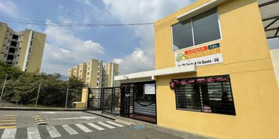 Gepron alquila apartamento en el   oeste de cali, conjunto LOMAS DEL AGUACATAL,   en septimo piso con ascensor, consta de sala comedor  ampia e iluminada con vista interna con  lackout,  sala de estudio con  muebles en madera,    cocina tipo americano con  lamparas de lujo y muebles en madera en parte superior e inferior,   baño social con divisiones  en vidrio, dos habitaciones con muebles en madera de  piso a techo, muebles en ma dera, la principal con escritorio en madera y baño complero con division en  vidrio, zona de rropas, el conjunto cuenta  con parqueadero comunitario, piscina para grandes y pequeños, juego para niños, Cerca de la academia los bomberos, cerca del museo CALIWOOD, cerca del zoológico de Cali, apartamento pet friendly, cerca del museo la tertulia, cerca del monumento Sebastian de Belalcazar, cerca del Hoteles Dann Carlton Cali que esperas llamanos ya