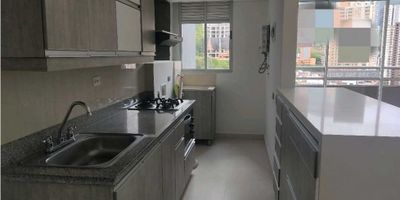 Descubre tu próximo hogar en el sector Aves María, uno de los puntos más valorados de Sabaneta por su cercanía al Centro Comercial Aves María y su excelente movilidad. Este apartamento de 78 m², ubicado en un piso 19, ofrece una vista privilegiada gracias a su amplio ventanal y su agradable balcón, ideales para disfrutar luz natural y buena ventilación.

Cuenta con 3 habitaciones, cada una con clóset, 2 baños, cocina integral con red de gas y zona de ropas funcional. Sus espacios están distribuidos para brindar comodidad y practicidad, con piso en cerámica que aporta frescura y fácil mantenimiento.

Incluye parqueadero y cuarto útil, sumando valor y comodidad para tu día a día. Ubicado en estrato 4, es una excelente opción para quienes buscan tranquilidad, accesibilidad y un entorno residencial moderno.

Código: S1541

 
