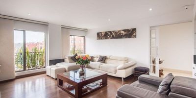 Nos emociona presentarte este espléndido apartamento. Imagínate disfrutando de la belleza de los cerros orientales y la ciudad desde cualquiera de sus imponentes ventanales de piso a techo. Un espacio que te permitirá disfrutar de lo mejor de ambos mundos: la tranquilidad de la naturaleza y la vibrante Bogotá.

Este dúplex tiene ingreso por el  en el quinto piso a la zona social y de servicio, en el piso inferior están cinco amplias habitaciones. Cada espacio ha sido meticulosamente diseñado para tu confort. La cocina de concepto abierto, junto con el comedor y la sala, crean el ambiente perfecto para compartir con familia y amigos. 

El edificio tiene vigilancia  24 horas y CCTV.  La propiedad ofrece un parqueadero individual y cuatro adicionales en línea. 

No esperes más. Pide tu visita ya y ven a descubrir este maravilloso apartamento. ¡Hagamos de Usaquén tu nuevo hogar!