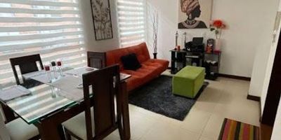 Se arrienda apartamento con excelente ubicación, cuenta con 3 habitaciones, 2 de ellas con su respectivo closet, sala comedor, 2 baños, cocina semi integral, espacio para zona de ropas y ventanal que aporta muy buena iluminación natural. Situado en un sector residencial y tranquilo, cerca de la Av. Boyacá, Calle 152, Clínica Colina, parques y Centro Comercial Colina, con fácil acceso a transporte y comercio. Este inmueble tiene un área de 48 metros cuadrados aproximadamente, queda ubicado en una unidad residencial que te ofrece una vigilancia 24-7, zonas comunes sencillas para uso exclusivo. 