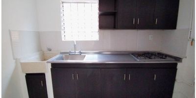 Se renta acogedor apartamento de 42 m², ubicado en piso 2, estrato 3, ideal para quienes buscan comodidad, funcionalidad y una excelente ubicación. El inmueble cuenta con dos habitaciones, cada una con su respectivo clóset, brindando óptimos espacios de almacenamiento. Dispone de una sala comedor iluminada y ventilada, perfecta para compartir en familia, junto a una cocina sencilla pero práctica, de fácil mantenimiento. Su balcón con ventanal aporta una agradable vista, excelente entrada de luz natural y un ambiente fresco durante todo el día.
El apartamento se encuentra en una zona de alta valorización, con fácil acceso a transporte público, comercio y servicios esenciales. Como puntos de referencia destacados se encuentran el Colegio Padre Manjane y la Glorieta de San Gabriel, lo que garantiza fácil ubicación y excelente conectividad. Una excelente opción para vivir con tranquilidad y comodidad.
Agenda tu cita e indica el código S1548.
