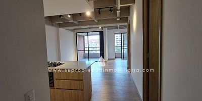 Apartamento en arriendo en Las Orquídeas, Envigado. 

¡Descubre este exclusivo apartamento tipo Loft de 70 m² con un diseño moderno e industrial! Su distribución abierta ofrece amplios espacios, con una habitación principal con baño y Vestier, estudio abierto, zona de ropas independiente y un espectacular balcón con vista a la ciudad. La cocina integral abierta con barra americana le da un toque contemporáneo y funcional. Además, cuenta con ventanales termoacústicos y lámparas móviles, brindando una experiencia única en iluminación y confort.

Ubicado a pocos minutos de la Universidad EIA sede Zúñiga y la canalización Ayurá, con fácil acceso a principales vías.

Incluye: parqueadero cubierto sencillo y cuarto útil.

 El edificio ofrece 2 ascensores por piso, auditorio, bahía de parqueo exterior, parqueadero de visitantes, portería 24 horas, shut de basuras y circuito cerrado de TV. Otras zonas comunes en construcción.

¡No pierdas esta oportunidad! Contáctanos.