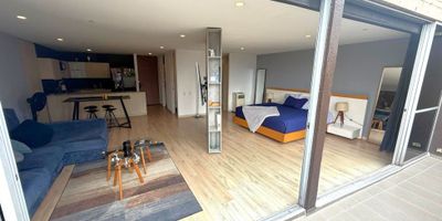 Aparta-estudio tipo loft en El Poblado – Medellín | 76 m² de diseño y exclusividad**  

Vive en un espacio moderno y sofisticado, a pocos pasos del **Centro Comercial El Tesoro**, con una ubicación privilegiada y acabados de lujo.  

**Características del inmueble:**  
• 76 m² de área construida  
• Diseño tipo loft con espacios abiertos  
• 2 baños modernos  
• Vestier en la habitación principal  
• Cocina abierta con acabados premium  
• Terraza privada ideal para disfrutar la vista y el aire fresco  
• Zona de ropas independiente  
• Sala-comedor con excelente iluminación  

**Amenidades de la urbanización:**  
• Piscina  
• Gimnasio equipado  
• Zonas verdes y espacios sociales  
• Seguridad 24/7  

Ubicado en el exclusivo sector de **El Poblado**, cerca de restaurantes, comercio y vías principales.  

**Una oportunidad única para vivir con estilo y confort en una de las zonas más exclusivas de Medellín.**  

¡Contáctanos y agenda tu visita! Este loft es ideal para quienes buscan diseño, ubicación y calidad de vida.
