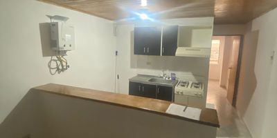SE ARRIENDA APARTAESTUDIO DE GRAN TAMAÑO  CON SALA .COMEDOR ,COCINA INTEGRAL ,CALENTADOR,PARQUEADERO PARA VEHICULO