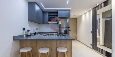 Oficina en venta y arriendo con lindos acabados, área total de  55mt2, ventilado e iluminado, cuenta con 2 alcoba con closet y 2 baño, cocina integral abierta, con red de gas y barra, zona de ropas, calentador, sala-comedor, piso laminado y en baldosa , parqueadero cubierto y cuarto útil.La unidad cuenta con portería 24 horas, ascensores, gimnasio, parque infantil, salón social, zonas verdes. Ubicado en Ciudad del Medellín en el barrio Belén, cerca de parques y al Centro comercial Los Molinos.  Las imágenes de muebles, enseres, decoración y demás elementos son una referencia. Vende Activos y Bienes, Inmobiliaria experta en administración, arrendamiento y venta de apartamentos, casas, locales, bodegas y oficinas en el Oriente Antioqueño, Medellín y toda el área Metropolitana.
