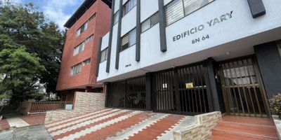 Gespron alquila Apartamento en el norte de Cali, barrio el bosque,  el edificio  Yari  en cuarto piso, sin ascensor, con parqueadero cubierto, consta de sala, comedor, amplia, iluminada con lámparas de lujo, cocina integral, con muebles en madera en parte superior e inferior con isla, sala de estudio, baño social, con división en vidrio completo, con lámparas de lujo, dos habitaciones con clóset en madera, una de las habitaciones  cuenta con persianas movibles, zona de rropas e instalacion para lavadora, cerca de la autopista Cali-Yumbo , cerca de pricemart, cerca a centro empresa, cerca al barrio la flora, zona residencial,qué esperas llámanos ya!