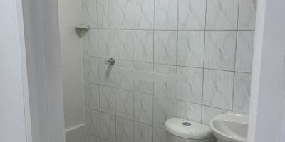 Cómoda y amplio inmueble ideal para oficinas, ubicada en el barrio Los Colores, estrato 5 cerca a la iglesia San Clemente y a la avenida 80, con fácil acceso a transporte publico y cercano a colegios, supermercados, tiendas y locales comerciales.Ubicada en un segundo piso cuenta con 160mt2 distribuidos de la siguiente manera 4 amplios cuartos, 1 estudio, 2 baños y 1 salón.