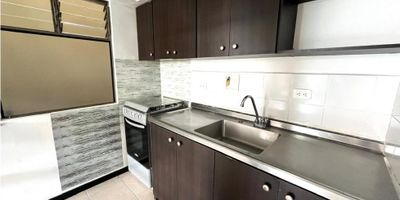 Casa unifamiliar de 15 años de construida, ubicada en la Urbanización Serranías, sector barrio El Porvenir de Rionegro Antioquia, un conjunto abierto de Estrato 4. Goza de una ubicación privilegiada frente al parque principal de la urbanización, con salida directa a la calle principal. El valor de venta $398.000.000.  El área total construida es de 72.85 metros cuadrados, distribuidos en dos niveles. El primer piso 37,41 metros cuadrados, consta de sala, comedor, cocina, una alcoba, un baño y las escalas de acceso al segundo piso. El segundo piso (35.44 metros cuadrados) incluye un hall, patio de ropas, un baño y dos alcobas. La propiedad cuenta con un área libre de 35.29 metros cuadrados ideal para futura ampliación quedando con un área de 108,04 metros, valor de la administración es $216.400, valor Predial $405.542 al año. Al ser una urbanización abierta el parqueadero es común, La casa está estratégicamente situada cerca de importantes centros de interés como el Polideportivo Alberto Grisales, la Clínica Somer, el centro comercial San Nicolás, así como colegios, el Politécnico Jaime Isaza Cadavid y la Universidad Católica de Oriente. El valor de venta de la casa es $370.000.000.
