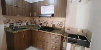 ¿Buscas un apartamento acogedor, funcional y con buena ubicación en Medellín? Este inmueble ubicado en el sector San Antonio de Prado – El Limonar es ideal para quienes desean vivir en un espacio tranquilo, bien distribuido y a un excelente precio.

Con 40 m² de área, este apartamento en un tercer piso ofrece un ambiente cómodo y muy bien aprovechado. Cuenta con 1 habitación equipada con 2 closets, 1 baño, una cocina semi-integral con red de gas y piso en cerámica, lo que garantiza facilidad en el mantenimiento diario. Cada espacio está diseñado para ofrecer confort, buena iluminación y ventilación natural.

Ubicado en estrato 2, en una zona residencial apacible con acceso a transporte público, comercio local y parques, este inmueble es perfecto para personas solas o parejas que desean iniciar su vida independiente sin alejarse de la ciudad.

Agenda tu cita hoy mismo y conoce este práctico apartamento. Código del inmueble: S1544.
