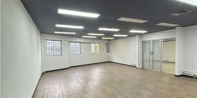 Se arrienda amplia bodega en Sabaneta, ubicada en un reconocido sector de Bodegas.

Cuenta con un área total construida de 719.7 m², distribuidos en tres niveles: primer piso de 178.4 m², segundo piso de 268.6 m² y tercer piso de 272.7 m², ofreciendo espacios ideales para almacenamiento, operación logística o adecuaciones empresariales.

Dispone de 6 baños, parqueadero para motos, y una capacidad eléctrica de 45 KVA con energía trifásica, lo que permite soportar maquinaria o procesos industriales. Estrato 6. Canon de renta: $23.500.000 + IVA.
