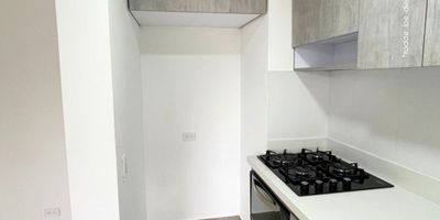 Imagina despertar cada mañana en este acogedor apartamento con una vista exterior que te robará el aliento. Con 2 habitaciones, 2 baños y un vestier para tus prendas favoritas, este lugar te ofrece comodidad y estilo. Disfruta de la iluminación natural que inunda el espacio, el piso en cerámica y la cocina integral para preparar tus platillos favoritos. Además, cuenta con vigilancia privada las 24 horas, ascensores inteligentes y zonas verdes para relajarte. ¡No pierdas la oportunidad de hacer de este lugar tu nuevo hogar!