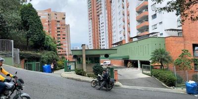 INMUEBLE SUJETO A VERIFICACION DE DISPONIBILIDAD
ESTUFA A GAS, ALACENAS, EXTRACTOR, HORNO
CALENTADOR A GAS, BAÑOS CABINADOS EN VIDRIO TEMPLADO Y LAVAMANOS CON MUEBLE EN MADERA + ESPEJOS, TELEDUCHA EN BAÑOS, BAÑERA EN BAÑO PRINCIPAL, TENDEDERO METALICO EN ZONA DE ROPAS, ESPEJO A LA ENTRADA CON GABINETES, LUCES LED, BLACKOUT EN VENTANAS, PANEL JAPONES EN EL BALCON.
ZONAS COMUNES. GYM, CANCHA DEPORTIVA, TURCO, BBQ, ZONA DE MASCOTAS.