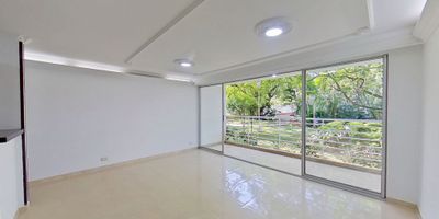 Apartamento en venta de 79m2, con vista exterior, ubicado en un 1er (Torre 1 Apto 104), acceso por escaleras y ascensor, parqueadero propio (4). Consta de 3 habitaciones, 2 baños, sala comedor, balcón, zona de estudio, cocina integral y zona de lavandería. Tiene piso cerámico en todas sus zonas. El conjunto cuenta con salón comunal, gimnasio, piscina, parque infantil, parque zona verde, zona húmeda y vigilancia privada las 24 horas. Cerca a centro comercial Jardín Plaza y Caney Plaza; cerca a almacenes de cadena como tiendas de D1; cerca a colegio El Carmen y Bautista Emmanuel; cerca a Universidad del Valle; cerca a paraderos de buses; Vías de acceso por la Calle 25 y Carrera 92.ID-36553281679
