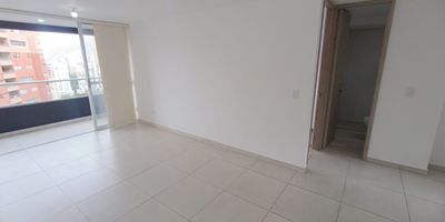 Vendo Hermoso Apartamento sector las lomitas Municipio Sabaneta cuenta con 
3 alcobas, 2 closet, 1 vestier, 2 baños, sala comedor, cocina integral, red de gas, calentador, zona de ropas, balcon, piso ceramica, parqueadero, cuarto 2 util, estrato 4, área 85 metros, la unidad cuenta con parqueadero de visitantes, ascensor, portería, shut basuras, salón social, juegos infantiles, gimnasio, piscina, sauna, turco, cancha de micro, zonas verdes NOTA administración $3.60.000 
Código 23262
Reserva tu cita te esperamos 
