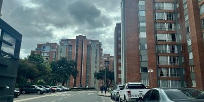 Apartamento ubicado en un excelente sector en la urbanización Rafael Núñez,  con buenas vías de acceso como la calle 53, carrera 50 y avenida el dorado, zona de uso residencial , el apartamento es exterior ubicado en el cuarto piso, con ascensor, cuenta con sala comedor, estudio, baño social,  3 alcobas con closet y 2 baños, cocina integral, patio de ropas y parqueadero cubierto. Servicios de agua, luz, gas natural, portería, y administracion. El apartamento esta buenas condiciones.