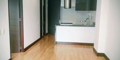 Descubre la elegancia y comodidad en este exclusivo apartaestudio ubicado en una de las zonas más prestigiosas de la ciudad. Con 1 habitación, 2 baños y 1 parqueadero, DEPOSITO, BALCON, iluminado, chimenea, cocina abierta, puerta de seguridad.  este espacio de 53 metros cuadrados ofrece un ambiente acogedor y funcional para tu estilo de vida. Disfruta de una distribución inteligente que maximiza cada rincón, creando un ambiente armonioso y lleno de posibilidades. Vive la experiencia de tener todo lo que necesitas a tu alcance en este lugar único que te invita a disfrutar de la vida al máximo. cerca a parques,  muy buenas vias de acceso,  calle 100, autopista, calle 94, cra. 11, cra. 15- cra, 7  y cercano a centro comerciales.