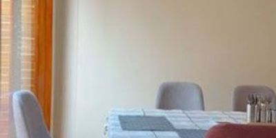 Hermoso apartamento amplio y muy iluminado, ideal para familias que buscan comodidad y funcionalidad. Cuenta con 3 habitaciones con clóset, 3 baños, sala y comedor independientes, estudio, perfecto para trabajo en casa, y un gran ventanal que brinda excelente entrada de luz natural.
Dispone de patio, cocina integral, y 2 parqueaderos, lo que garantiza practicidad y confort.
Una excelente oportunidad para vivir en un espacio cómodo, bien distribuido y con todo lo que necesitas.