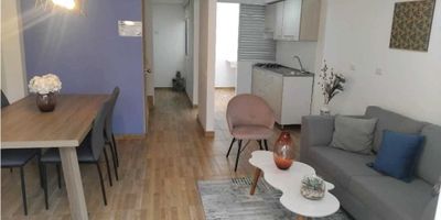 ¡Tenemos la casa perfecta para ti en la mejor ubicación de la ciudad! Esta hermosa casa para vender está ubicada en una zona residencial privilegiada, cerca de jardines, colegios y restaurantes. Además, cuenta con acceso pavimentado y acceso para discapacitados, lo que la hace ideal para cualquier familia.

Esta increíble propiedad cuenta con un área de terreno de 45 metros cuadrados y un área construida de 75 metros cuadrados. La casa tiene una distribución perfecta que maximiza cada uno de sus espacios, con una área privada de 75 metros cuadrados que te permitirá disfrutar de la comodidad y privacidad que mereces.

En su interior, encontrarás 3 amplias alcobas, perfectas para acomodar a toda tu familia y brindarles un espacio personal. Además, cuenta con 3 baños completamente equipados, incluyendo uno en la habitación principal y uno auxiliar para mayor comodidad. También encontrarás armarios empotrados en todas las habitaciones, lo que te ayudará a mantener todo en orden.

La casa cuenta con características internas de alta calidad que te enamorarán, como una hermosa vista panorámica desde su balcón, perfecta para tomar un café y relajarte al final del día. Además, cuenta con calentador, cocina integral y doble ventana para mayor comodidad y ahorro en servicios.

¡Y eso no es todo! Esta propiedad también es perfecta si tienes mascotas, ya que admite su presencia. También cuenta con servicios básicos como agua, electricidad y gas domiciliario, y su suelo de cerámica o mármol es de fácil mantenimiento.

En su exterior, encontrarás una bahía de parqueadero privada, ideal para estacionar tu vehículo sin preocupaciones, y una área social donde podrás compartir con tus amigos y familiares. Además, cuenta con un patio para que tus hijos y tus mascotas puedan jugar al aire libre.

La casa está ubicada sobre una vía principal, con acceso fácil y cercana a transporte público, lo que te facilitará tus desplazamientos diarios. TambiÃ