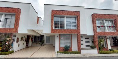 ARRIENDO HERMOSA CASA AV 19 PORTAL ALAMEDA.

Esta casa en excelente estado de conservación, amplios espacios y con muy buena iluminación natural, el primer piso tiene sala comedor, baño social,  una alcoba amplia con baño privado y closet, cocina integral, zona de ropas, el segundo piso con un muy buen salón de televisión,  tres alcobas la principal con baño privado closet y terraza, otro baño de alcobas. la casa tiene parqueadero poara dos carros.

El condominio tiene una hermosa zona social, 2 piscinas, jacuzzi, salón social, zona BBQ. areas deportivas.

contactame ....3007390037
