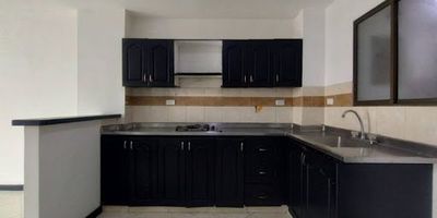 Cuenta con sala comedor, cocina integral, dos baños cabinados , biblioteca , tres alcobas , tres closet , un balcón , zonas de ropas , patio , calentador a gas , red de gas.

A dos cuadras del parque de la Estrella.