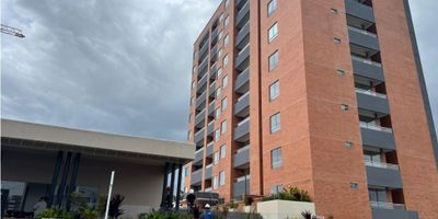 ¡Rento Apartamento en Unidad Vivari - Rionegro!

? Ubicación privilegiada:


 En el corazón de Rionegro, al frente del Centro Comercial San Nicolás.
 Cerca de la Clínica Somer, el aeropuerto, Barro Blanco, Zona Franca y el Parque Principal de Rionegro.
 Con excelente acceso a rutas de transporte público.


? Características del apartaestudio:


 Área: 68 mt2
 Sala-comedor acogedora.
 Cocina integral moderna.
 Zona de ropas 
 Habitación Principal con baño privado .
 2 habitaciónes
 Dos baños cabinados y un baño social sin ducha
 Parqueadero Cubierto


? Valor de renta: $2.700.000

? Características de la unidad:


 Piscina para adultos y niños, se enctrega en 4meses aprox
 Spa de bicicletas.
 Juegos infantiles.
 Zona de fogata.
 Gimnasio al aire libre e interno.
 Portería con vigilancia 24/7.
 Zona de mascotas.
 Salón social.
 Senderos peatonales.
 Solárium.


Zonas Comunes En construcción

 ubicación estratégica, diseño moderno y excelentes zonas comunes en Rionegro.
? Contáctanos para más información o agendar una visita.
