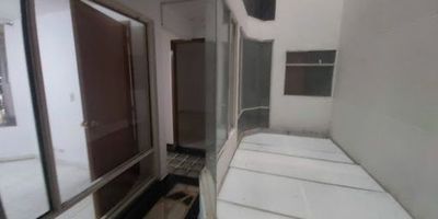 Apartamento en arriendo amplio con buenos espacios de luz natural ubicado en el barrio San Eusebio Localidad de Puente Aranda, en un segundo nivel con vista exterior, consta de: 3 habitaciones, 2 habitaciones con closet , sala comedor, cocina integral, 2 baños , depósito pequeño , cuarto de estudio y parqueadero. Lugares o barrios cercanos: D1 Ciudad Montes, Colegio Distrital Cultura Popular, rompoint 50 con 1 de mayo.