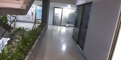 Descubre esta oficina con una superficie de 32 metros cuadrados, 1 baño, gerencia, area administrativa, area de conferencia y parqueadero comunal, este espacio es ideal para tu negocio. ¡No pierdas esta oportunidad única! Contáctanos para más información.