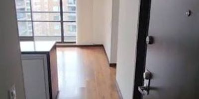 Apartamento de 3 habitaciones, cada una de ellas con su respectivo closet, espacio para sala comedor, 2 baños, estudio, balcón, zona de ropas, cocina integral, red y calentador a gas, piso en madera laminada, parqueadero doble lineal para mayor seguridad a tu vehículo. Este inmueble tiene un área de 78 metros cuadrados aproximadamente, queda ubicado en el Barrio Alejandría, cerca de Stark Smart Gym, Calle 153, Fácil acceso a transporte público, vías de acceso, restaurantes, parques cercanos. Este inmueble queda ubicado en una unidad residencial la cual te ofrece vigilancia 24/7, ascensor piso a piso, salón social, parque infantil, gimnasio, zonas verdes. 