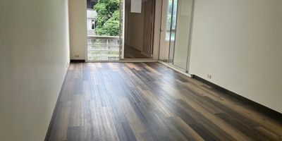 Apartamento en venta (2 piso) muy bien ubicado, cerca de :Universidad Medellín , colegios, jardines, centro comercial molinos , cerca donde pasara el Metro ligero Avenida 80 (aumento de valor en el futuro por este beneficio), determina su valor es el ahorro de tiempo al encontrar todo cerca (como, bancos , supermercados ,carnicerías , panaderías , restaurantes , ara, d1 ,droguerías , estación de combustible ,centro comercial recreación y juegos.
Características: apartamento con ventanales amplias muy bien iluminado y fresco( no le da el sol poniente ni saliente) .2 piso acceso por escalas (sin ascensor), 90.40m² 4 alcobas con closet distribuidos de esta manera (una alcoba principal , dos alcobas auxiliares , un cuarto para la empleada ) 3 baños, con un parqueadero privado, vigilancia las 24 horas.