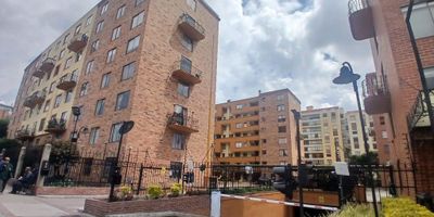 ¡Bienvenido a tu nuevo hogar en este hermoso apartamento de 4 habitaciones y 3 baños! Imagina despertar cada mañana con la calidez de la iluminación natural que inunda cada rincón, resaltando el elegante piso en madera. Disfruta de la vista exterior desde tu acogedora sala-comedor, mientras preparas deliciosas comidas en la moderna cocina integral con gas natural. 

Además, cuenta con zona de ropas, baño de servicio y garaje cubierto para tu comodidad. En este espacio urbano y residencial, tendrás acceso a zonas verdes, zona infantil y vigilancia privada las 24 horas. ¿Te imaginas vivir cerca de supermercados, colegios, universidades y hasta una cancha de baloncesto? Todo esto y más te espera en este lugar lleno de posibilidades. ¡No pierdas la oportunidad de hacerlo tuyo!