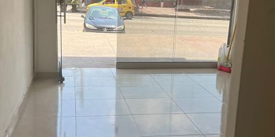Local de 33 m2, ubicado en sector comercial de la carrera 43, estera de seguridad parte externa. Sin administración.
