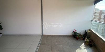 Apartamento en venta en Envigado, Loma del Chocho.Cerca al Mall Terracina, colegio Cumbres y a la Loma del Chocho, fácil acceso. La urbanización cuenta con portería 24/7, piscina, gimnasio, sauna, turco, zona pets, cancha de squash, juegos infantiles y amplias zonas verdes. Con 3 habitaciones, 2 baños, cocina integral, zona de ropas, sala-comedor amplia y balcón con vista panorámica. Además, cuenta con 2 parqueaderos privados y 2 cuartos útiles. ¡Agenda tu visita hoy mismo y encuentra tu nuevo hogar! Descubre más propiedades en: www.rentamospropiedadraiz.com CÓDIGO: 776658