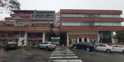 ? arriendo local amplio y funcional
espacio dividido en dos áreas principales: una oficina amplia con excelente iluminación natural y blackouts, y una oficina auxiliar igualmente iluminada.
incluye área de servicio con mesón de cocina, lavaplatos y baño de servicio. ideal para empresas, oficinas profesionales o emprendimientos que buscan comodidad y buena distribución.

? ¿te interesa conocerlo? escríbeme para más información.