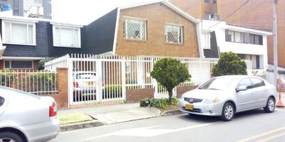 Excelente casa de dos niveles en ubicación estratégica.El primer nivel, cuenta con sala y comedor independientes, baño social, cocina integral con zona de lavandería separada, cuarto y baño de servicio. Además, dispone de estacionamiento para 2 o 3 vehículos y un parqueadero descubierto. En el segundo nivel encontrarás 4 habitaciones, la principal con baño privado, un área de estar de TV y un baño auxiliar. A pocos pasos del Centro Comercial Unicentro, con fácil acceso a la Av. Carrera 9, Calle 127, Calle 116 y Carrera 7.
