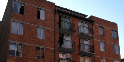 Arriendo apto en un sector principal de la ciudad ,cerca al éxito de la rocita, bombas de gasolina, home center, transporte publico cercano, el apto cuenta con  56 m2 tiene 3 habitaciones amplias con closet,1 baño privado y un baño familiar, salacomedor con balcon con vista al parqueadero,cocina remodelada semi integral, el parqueaderoes comunal , zona infantil y piscina para niños  y porteria, , zona de ropas con tendedero fijo 