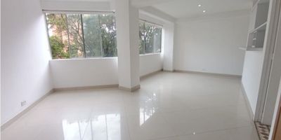 CÓDIGO ARR: 2392

Salón comedor, 2 alcobas, 2 closets, biblioteca, cocina integral, alacenas, red de gas, lavadero, zona ropa, ventanal, piso clase cerámica, obra blanca, 2 baños 1 cabinado, 2 lavamanos, calentador a gas, parqueadero privado, salón social, gimnasio, unidad cerrada, portería 24 hrs.

Área 72 mts aprx

Estrato 5

Puntos de referencia: Tierra Querida / Salsamentaria Olivenza / Mercado Pepepotamo
