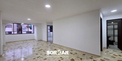 Descubra una oportunidad excepcional en una ubicación privilegiada, donde la comodidad y el potencial se fusionan. Este espacioso apartamento, estratégicamente situado en la acera sombra, ofrece un ambiente fresco y agradable. Sus amplios espacios interiores incluyen una sala comedor con elegantes pisos de retal de mármol, que aportan un toque de distinción. La zona de labores, ventilada y funcional, junto con una habitación y baño de servicio, garantizan una vida práctica y organizada.
Ascensor con parada en piso intermedio, facilitando el acceso. Los baños, aunque en perfecto estado, presentan una excelente oportunidad para ser actualizados y personalizados a su gusto, añadiendo valor y modernidad a la propiedad. El edificio, con su concepto inteligente, ofrece la tranquilidad de un portero durante el día, asegurando un ambiente seguro y controlado.

Ubicado en un sector de alta valorización, a pocos pases de centros comerciales, igleais, parques, transporte público, colegios, hospit