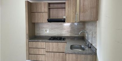 Apartamento en venta sector Barrio Obrero. 
Inmueble cuenta con 82 mts2, 3 alcobas con closet, 2 baños, cocina integral, zona de ropas, balcón, parqueadero y cuarto útil. Inmueble ubicado en el barrio Obrero diagonal a Parque Fabricato. 
Valor: 490.000.000 Administracion: 150.000