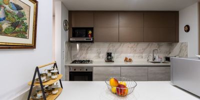 ? PROYECTO OASIS – Entrega 2027

Bienvenido a OASIS, un proyecto exclusivo diseñado para quienes buscan un estilo de vida conectado con la naturaleza, con espacios amplios, modernos y pensados para el bienestar. Un desarrollo que combina arquitectura contemporánea, áreas sociales de alta calidad y una ubicación estratégica en el norte de la ciudad.

? TIPOLOGÍAS DISPONIBLES

1️⃣ Apartamento de 96 m²

Distribución:


 
 3 habitaciones
 
 
 2 baños
 
 
 Sala–comedor con amplio ventanal
 
 
 Cocina abierta tipo americana
 
 
 Zona de ropas independiente
 
 
 Balcón con vista panorámica
 
 
 Parqueadero
 
 
 Diseño funcional y excelente iluminación natural
 


Ideal para familias que buscan amplitud, comodidad y espacios bien distribuidos.

2️⃣ Apartamento de 109 m²

Distribución:


 
 3 habitaciones amplias
 
 
 2 baños
 
 
 Cocina integral de alto nivel
 
 
 Sala–comedor con acceso directo al balcón
 
 
 Balcón amplio con vista privilegiada
 
 
 Zona de ropas
 
 
 Parqueadero
 
 
 Espacios generosos, perfectos para quienes priorizan confort y exclusividad
 


Una tipología premium con mayor área social y diseño sofisticado.

? ZONAS SOCIALES & AMENIDADES

Pensadas para elevar tu calidad de vida:


 
 Piscina adultos y niños
 
 
 Jacuzzi
 
 
 Sauna y turco
 
 
 Gimnasio 
 
 
 Salón social
 
 
 Zona de coworking
 
 
 Terraza BBQ
 
 
 Parque infantil
 
 
 Zona de mascotas
 
 
 Senderos y áreas verdes
 
 
 Lobby tipo hotel
 
 
 Parqueaderos de visitantes
 


Un conjunto completo, diseñado para vivir, descansar y disfrutar.

? UBICACIÓN ESTRATÉGICA

OASIS se encuentra en una de las zonas de mayor crecimiento y valorización, rodeado de naturaleza, con excelentes vías de acceso y cerca de comercio, supermercados, colegios y restaurantes.
Un sector en expansión perfecto para vivir o invertir.

? FORMA DE PAGO FLEXIBLE


 
 Cuota inicial: 35%
 
 
 Tiempo de pago: 18 meses
 
 
 Separación: $15.000.000
 
 
 Fiduciaria