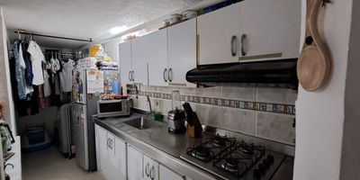 Apartamento ubicado en un segundo piso con todos los documentos y obligaciones al dia predial y administracion pagos. La propiedad cuenta con:

3 habitaciones con sus respectivos closets
Sala comedor
Cocina
Patio de ropas
Agua caliente
Gas domiciliario
Parqueadero comunitario
Piscina en el conjunto

La propiedad se encuentra en buen estado y lista para traspaso.

Precio de venta 240000000