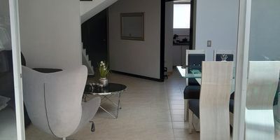 Casa en Venta en Unicentro en unidad cerrada, cerca a centro comercial, supermercados de cadena, rutas de transporte público y servicios complementarios de la zona. Cuenta con salacomedor, pisos en cerámica, estudio, tres habitaciones con closet, tres baños, cocina integral tipo americano en mesón de granito, estufa, calentador a gas, zona de ropas, jardín y antejardín. La unidad posee de dos parqueaderos descubiertos, piscina, gimnasio, salón comunal, sauna turco, parques infantiles, placa polideportiva zonas verdes, circuito cerrado de tv, vigilancia y portería las 24 horas. Inmueble sujeto a verificación de disponibilidad.
