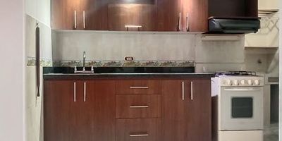 Excelente inmueble con amplios espacios, excelente distribución y abundante luz natural. Ubicado en un entorno tranquilo y seguro, cuenta con un parqueadero muy amplio que acomoda carro y moto, o incluso una camioneta. Además, dispone de una manzanar cómoda y otras características que lo hacen una opción ideal.