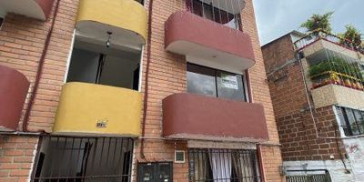 ESTE INMUEBLE TIENE SOLICITUD EN ESTUDIO, EN CASO DE QUE ÉSTA NO SE APRUEBE, EL INMUEBLE VOLVERÁ A ESTAR DISPONIBLE.Apartamento 1mer piso, ubicado en la calle 50 N.34-120 (201), amplio con buena iluminación y ventilación. A su alrededor tiene colegios, tiendas de barrio, tiendas D1 y el fácil acceso al transporte público metro, urbano y autopista.
Se permite mascota pequeña.
