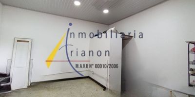 Arrendamos local comercial ubicado en la america, cuenta con un area de 40 metros, 1 baño, piso en baldosa , 2 puerta persiana, excelente ubicacion.https://www.inmobiliariatrianon.com/inmueble/6004