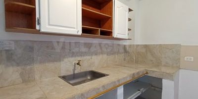 Agradable apartamento en el sector de campo Valdés, cuenta con sala comedor,  3 alcobas, cocina sencilla con red de gas, 1 baño cabinado, 1 patio, piso en cerámica, a 2 cuadras de la bomba de Texaco de campo Valdés, con un área de 85 mts aprox