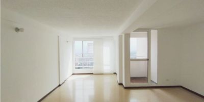 Apartamento en la Loma de Los Bernal con excelente vista hacia el oriente, con un salón comedor amplio, balcón pequeño, 3 alcobas con closet cada una, la principal con baño privado, baño social, cocina integral con red de gas, zona de ropas, parqueadero cubierto y cuarto útil.

Ascensor, piscina, cancha multiple, salón social, juegos infantiles, gimnasio al aire libre, cancha de fútbol sintética, guardería, minimercado, parqueadero de visitantes, zonas verdes, portertía.

Ubicado cerca a colegios como San Carlos, La Inmaculada, a la clínica Las Américas, C.C. Arkadia, cuenta con buen transporte público
