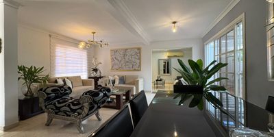 CASA DUPLEX SECTOR BUENAVISTA. CONSTA DE 166 MT2 TRES HABITACIONES ESTUDIO TRES BAÑOS CUARTO Y BAÑO DE SERVICIO SALA COMEDOR COCINA ZONA DE LABORES PARQUE INFANTIL GARAJE CUBIERTO CUARTO UTIL.
SE ESCUCHA OFERTA