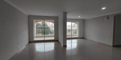 Descubre este exclusivo apartamento de 140 metros cuadrados en Buenavista, con 3 habitaciones, habitación principal y 2 baños mas cuarto y baño de servicio, 1 deposito. con estufa nueva, horno nuevo, duchas todas nuevas, calentador nuevo, baños todos remodelados. Disfruta de la comodidad de un amplio closet, baño auxiliar y cocina integral con elegantes divisiones. La iluminación natural resalta el piso en porcelanato y la sala-comedor con acceso a un acogedor balcón. Además, cuenta con baño de servicio, cuarto de servicio y vigilancia privada 24/7. El condominio ofrece piscina, zona infantil, planta eléctrica y parqueadero para visitantes. Con citófono, ascensor, salón comunal, gimnasio y zonas verdes, este lugar es ideal para quienes buscan confort y seguridad. ¡Bienvenido a tu nuevo hogar!
