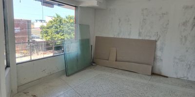 LOCAL COMERCIAL UBICADO EN EDIFICIO ESQUINERO, EN UN SECTOR DE ALTO TRÁFICO VEHICULAR, AL LADO DE CRUZ VERDE, DIAGONAL A FARMATODO Y MUY CERCA DEL CC. PLAZA NORTE. CUENTA CON UNA ALTURA DE 2,60 MTS, BAÑO SOCIAL, PUNTO DE CONEXIÓN PARA AIRES, PISO DE GRANITO Y CIELO RASO DRYWALL.

CÓDIGO INTERNO: 27664.